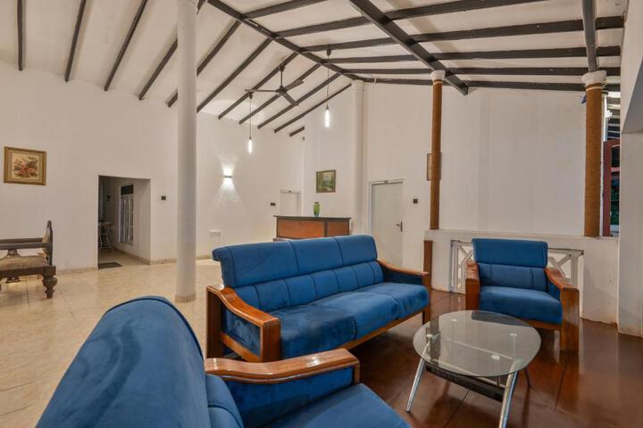 Lounge 11 of 23