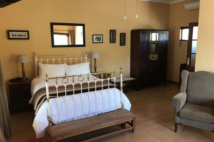 Room 5 of 8