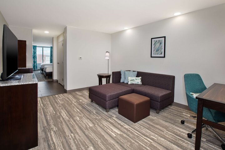2 Queen Beds with Lounge Chair (15 of 16)