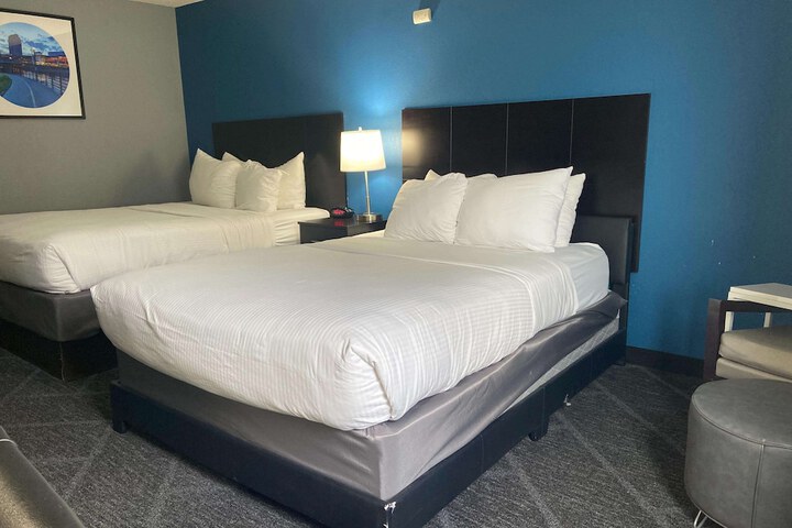 2 Queen Beds Executive Room Living Room Wet Bar Microwave and Refrigerator Bath and Shower Full Breakfast (32 of 34)