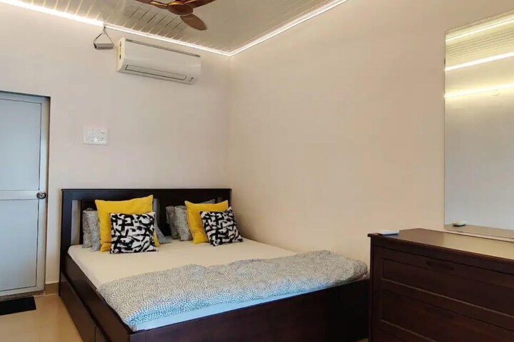 Room 6 of 11