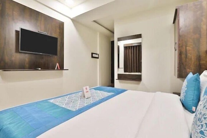 Room 8 of 9