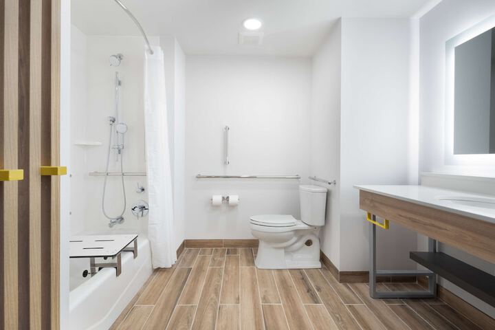 2 Queen Beds Hearing Accessible (1 of 7)