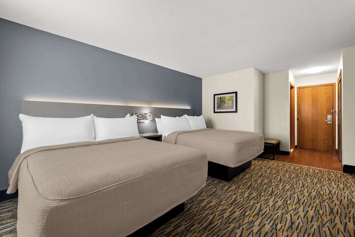 2 Queen Accessible Bathtub First Floor Microwave, Refrigerator WiFi Continental Breakfast (5 of 14)