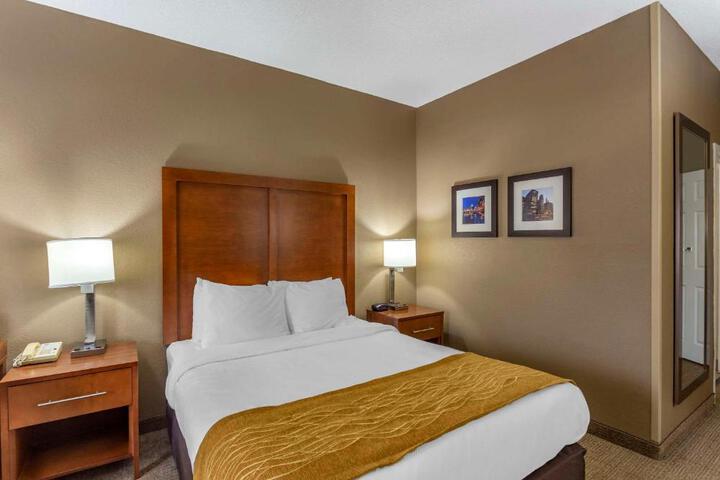 1 Queen Bed (16 of 21)