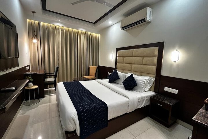 Room 7 of 12