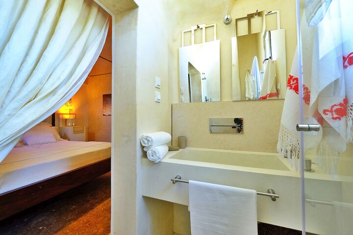 Room 32 of 49