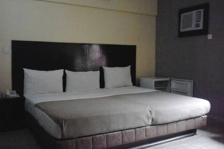 Room 4 of 10
