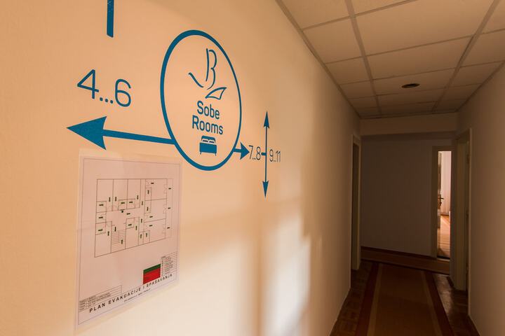 Ballroom/Hall 71 of 81