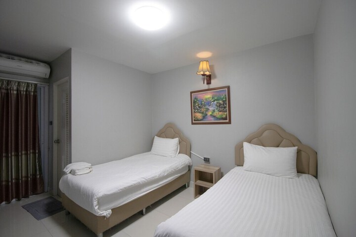Room 10 of 31