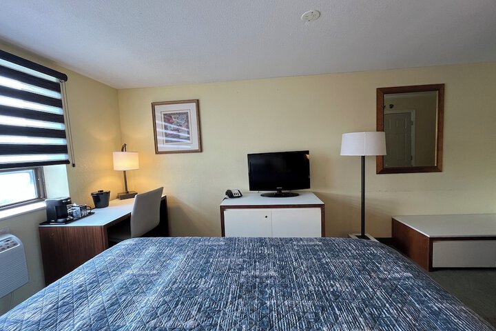 1 King Bed Lake View (10 of 15)