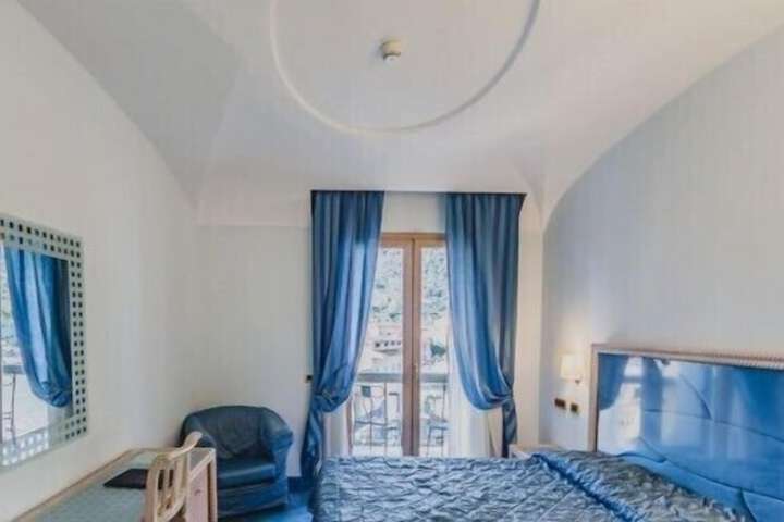 Room 10 of 33