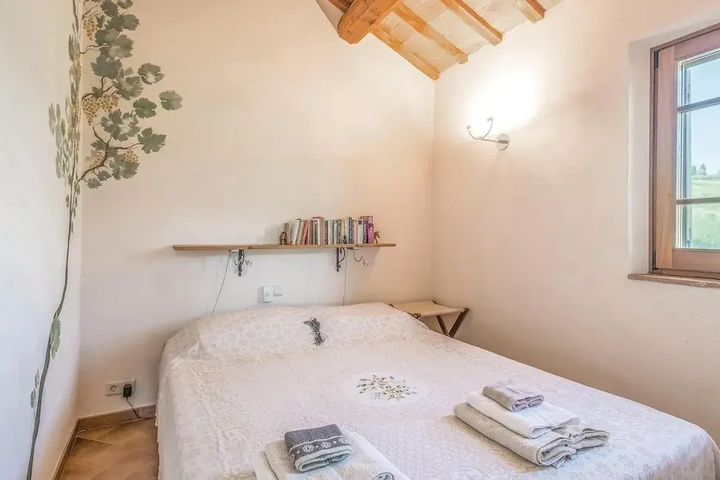 Room 5 of 18