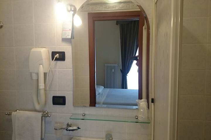 Room 20 of 37