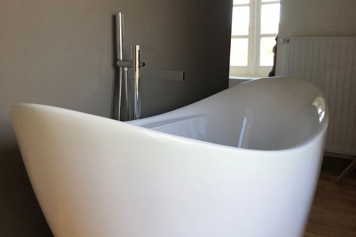 Deep soaking bathtub