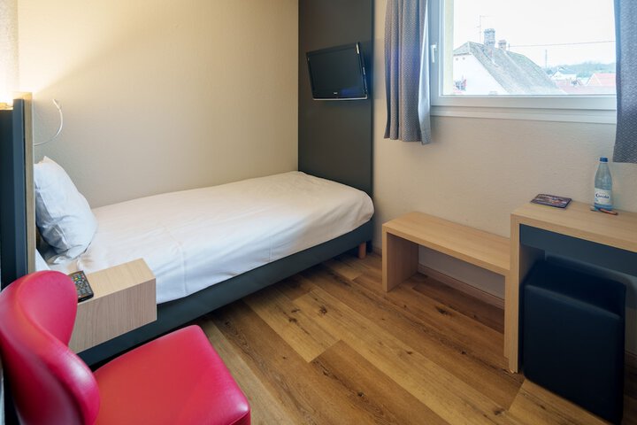 Room 3 of 40
