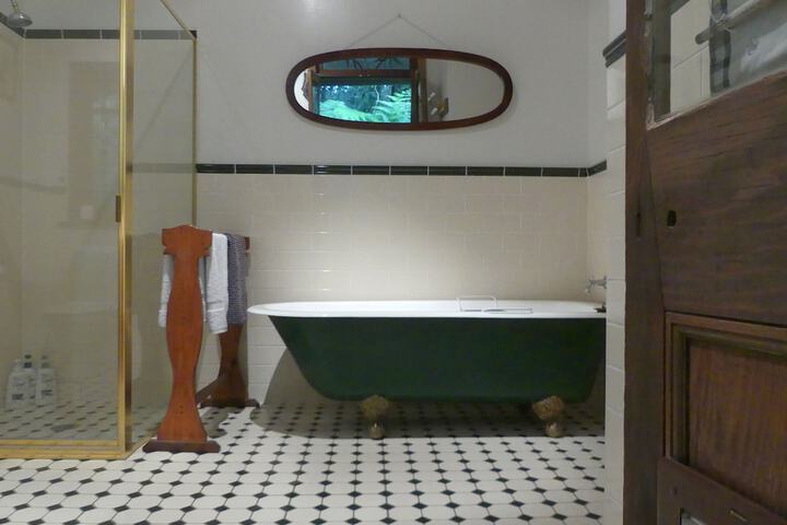 Deep soaking bathtub