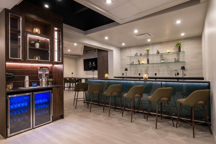 Lounge 21 of 32