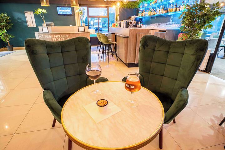 Lounge 50 of 61