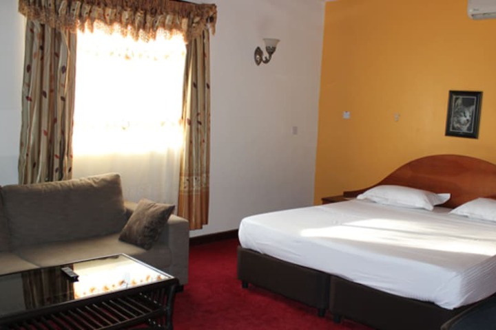 Room 4 of 8
