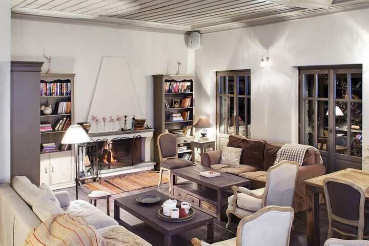 Lounge 26 of 33
