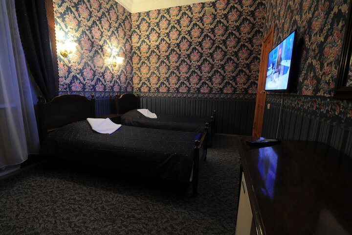 Room 16 of 100