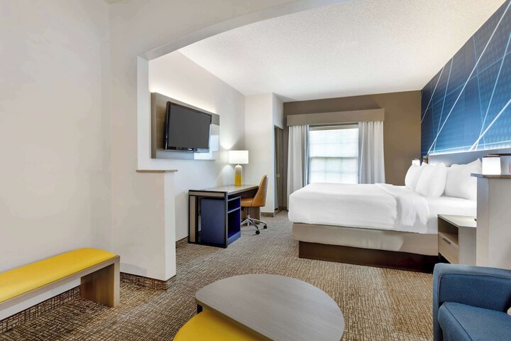 1 King Bed (4 of 14)