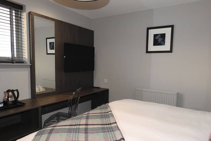 Room 4 of 106