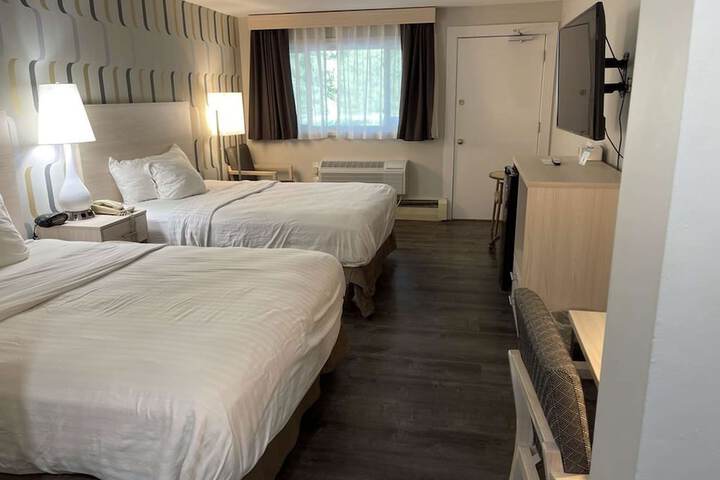 2 Queen Beds Outdoor Pool Area Desk Work Space Refrigerator, Coffee and Tea Maker Full Breakfast (16 of 20)