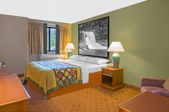 1 King Bed (4 of 16)