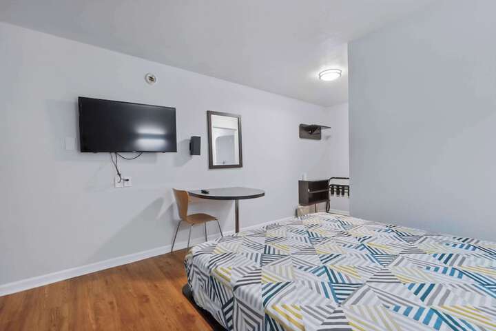 1 Queen Bed (4 of 9)