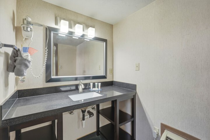 Room 33 of 40