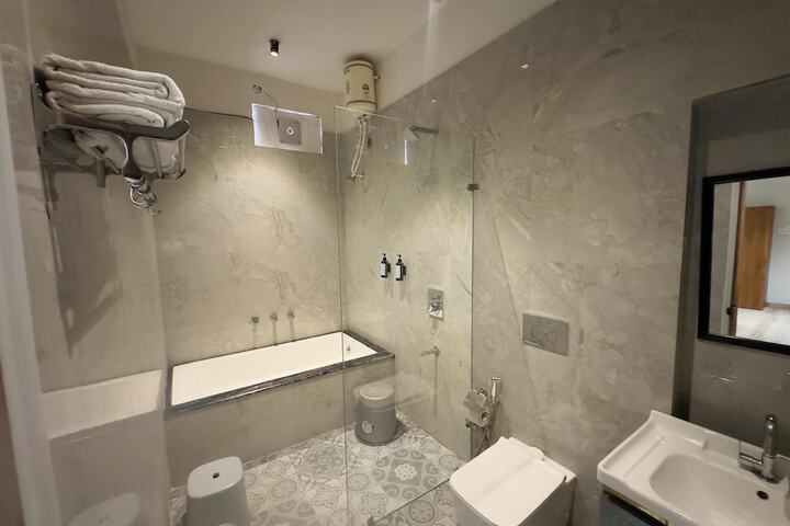 Room 26 of 38