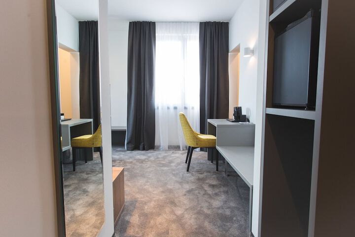 Room 16 of 114