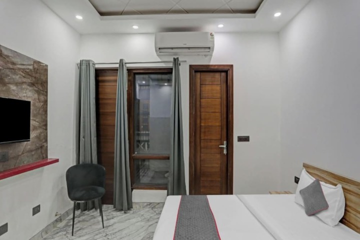 Room 2 of 10