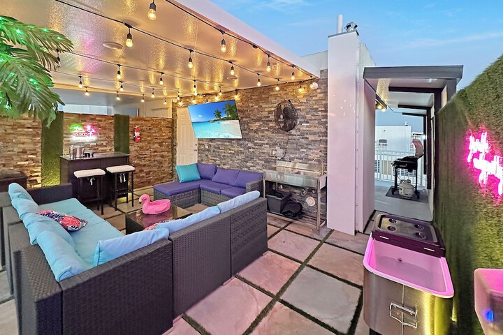 Experience Luna Sky! 65 TV Bar BBQ go FL Keys