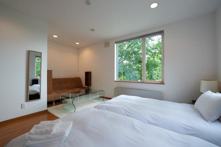 Room 4 of 17