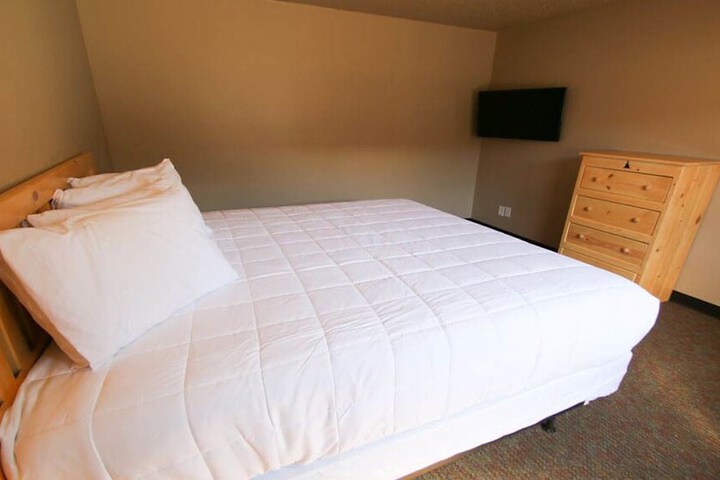 Traditional Room 2 Queen Beds Side Building (15 of 28)
