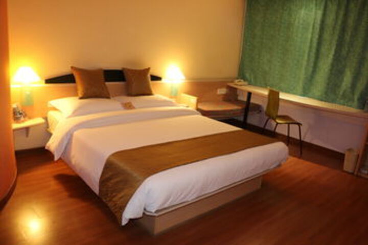 Room 10 of 29