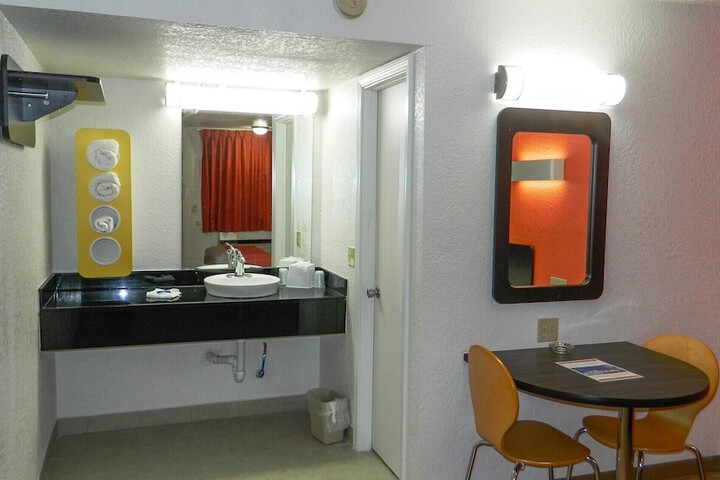 Room 35 of 69