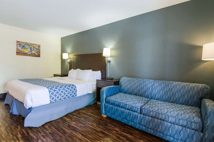 1 King Bed (3 of 8)