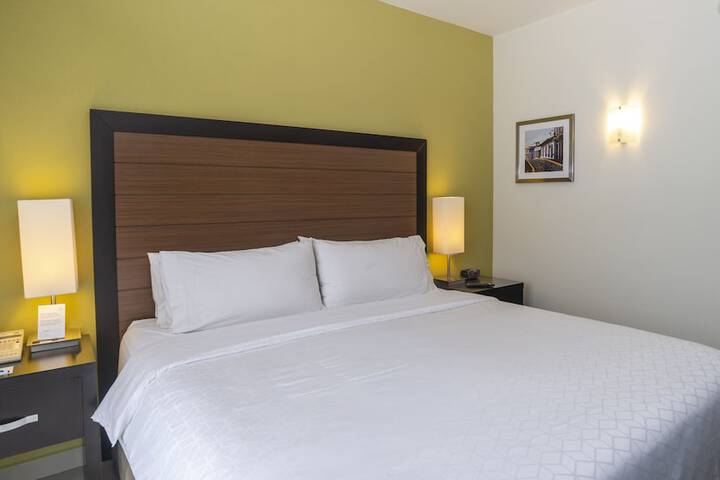 Room 28 of 107