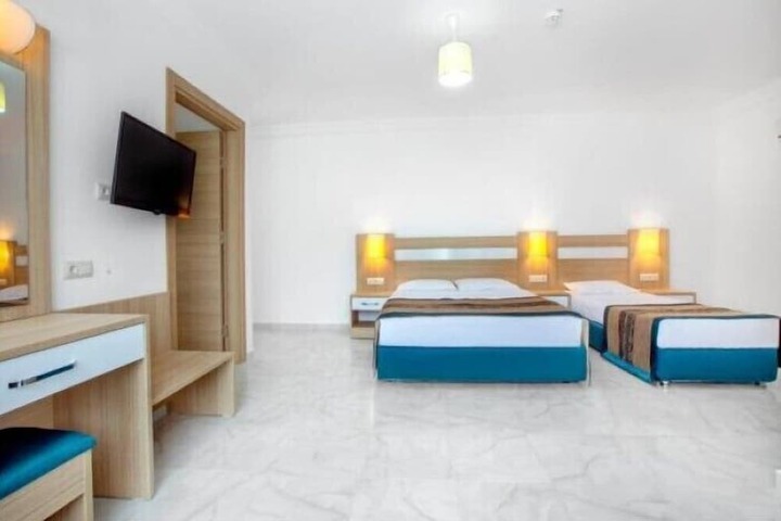 Room 4 of 8