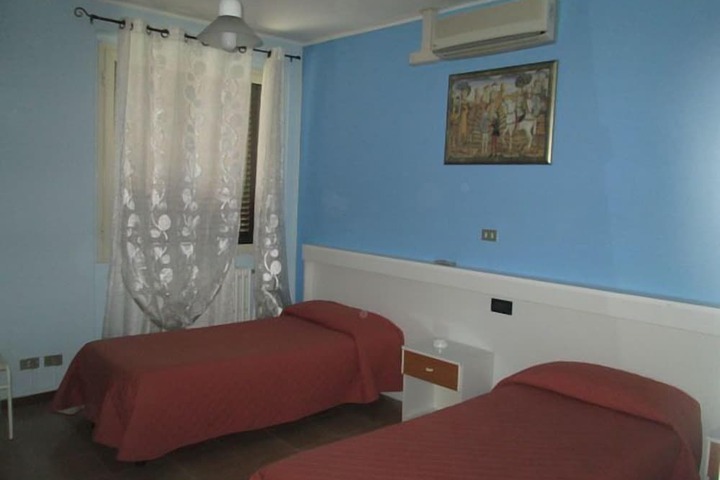 Room 13 of 34