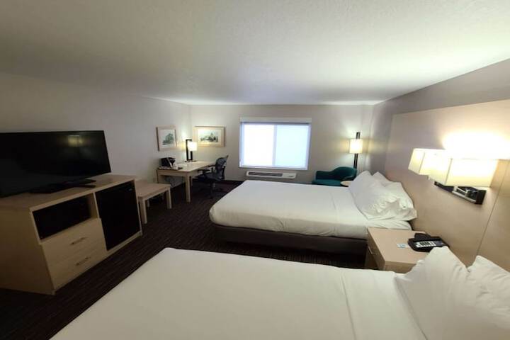 2 Queen Beds (12 of 18)