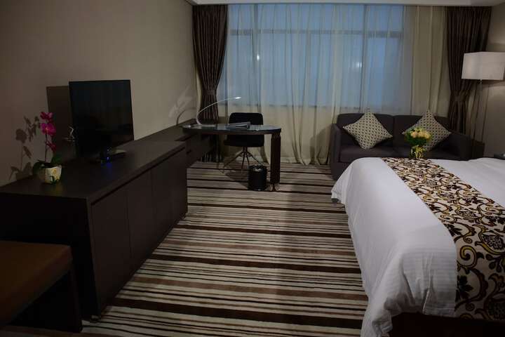 Room 12 of 25