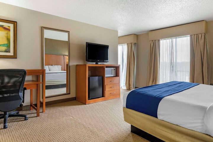 Suite King Bed Accessible (10 of 17)