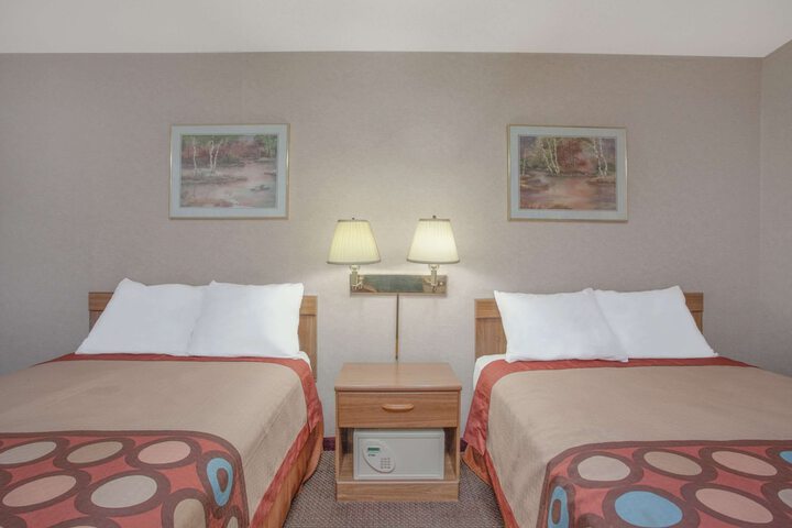 2 Double Beds (8 of 10)