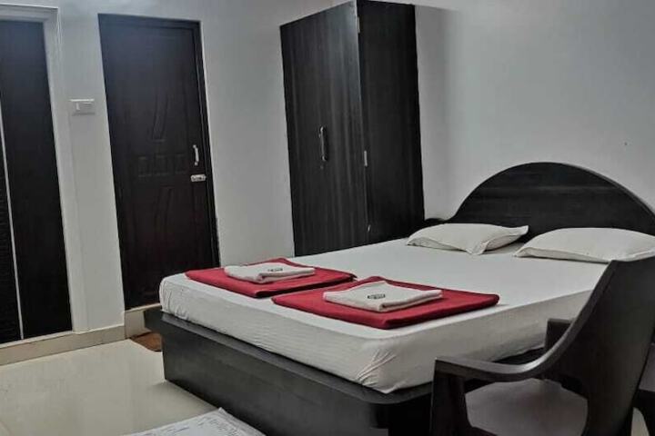 Room 8 of 12