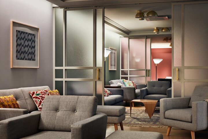 Lounge 105 of 115